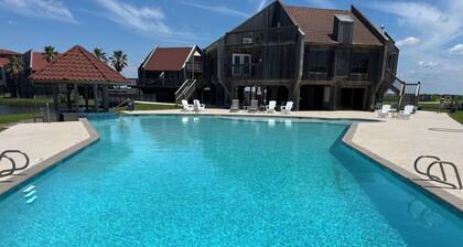 Salty Dog - Bahia de Matagorda Condo - Front Row Beach View - HOA Pool Access