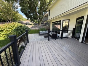 Terrace/patio - Big Beautiful Abode in Omaha- 4 bedrooms and on a walking trail to Zorinsky Lake (Omaha)