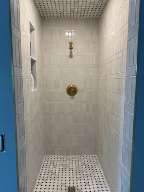 Douche, sĂšche-cheveux, serviettes fournies, savon