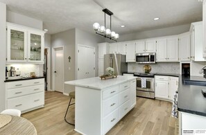 Fridge, microwave, oven, stovetop - Big Beautiful Abode in Omaha- 4 bedrooms and on a walking trail to Zorinsky Lake (Omaha)