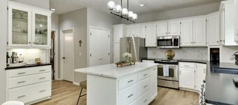 Big Beautiful Abode in Omaha- 4 bedrooms and on a walking trail to Zorinsky Lake