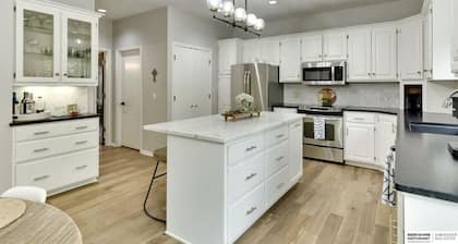 Big Beautiful Abode in Omaha- 4 bedrooms and on a walking trail to Zorinsky Lake