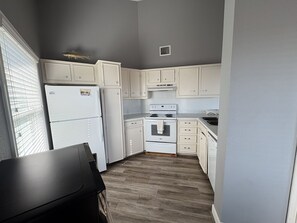 Microwave, oven, stovetop, dishwasher - Matagorda Beach Front Home - With Front- Row Beach View (Matagorda)