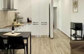 Een koelkast, een vaatwasser, een koffiezetapparaat/waterkoker