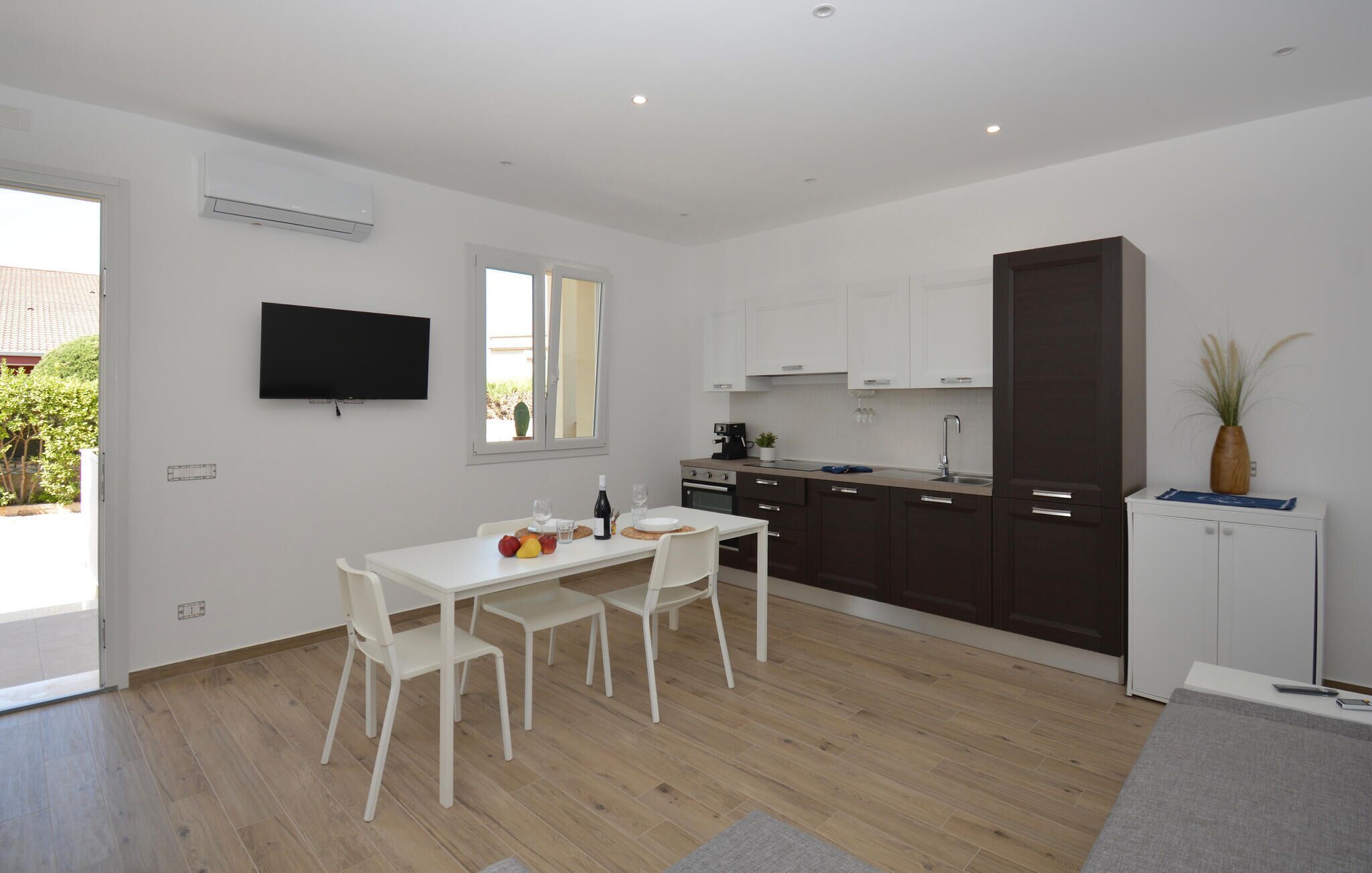 Kühlschrank, Geschirrspüler, Wasserkocher mit Kaffee-/Teezubehör