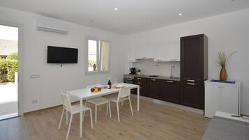 Geladeira, lava-louças, cafeteira/chaleira