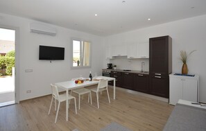 ثلاجة، غسالة أطباق، ماكينة لصنع القهوة/الشاي