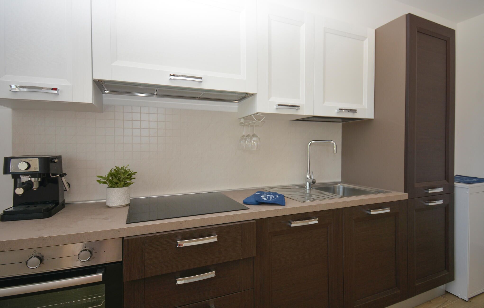 Kühlschrank, Geschirrspüler, Wasserkocher mit Kaffee-/Teezubehör