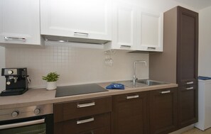 ثلاجة، غسالة أطباق، ماكينة لصنع القهوة/الشاي