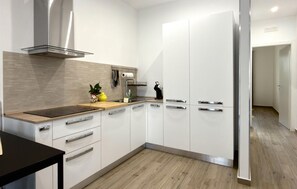 Een koelkast, een vaatwasser, een koffiezetapparaat/waterkoker