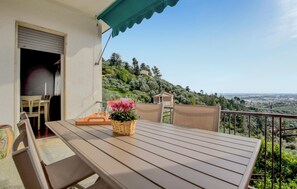 Outdoor dining - Gorgeous home in Capezzano Pianore with WiFi (Capezzano Pianore)