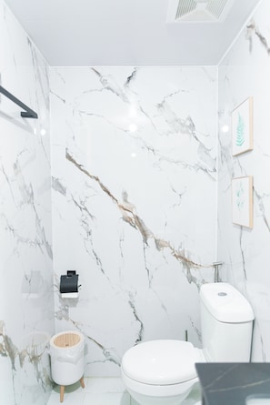 Suihku, bidee, pyyhkeet, saippua