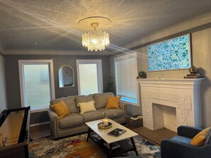 Smart TV - Paddock and Paws on Barker: 2-3 blocks to Downtown, Majestic Park, & Oaklawn (Hot Springs)