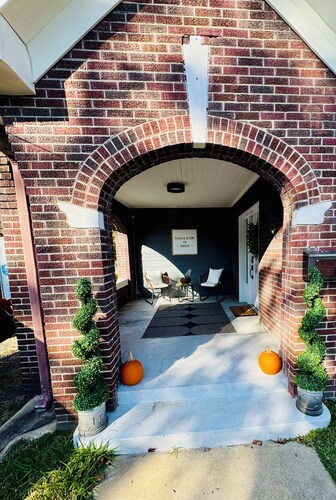 Paddock and Paws on Barker: 2-3 blocks to Downtown, Majestic Park, & Oaklawn