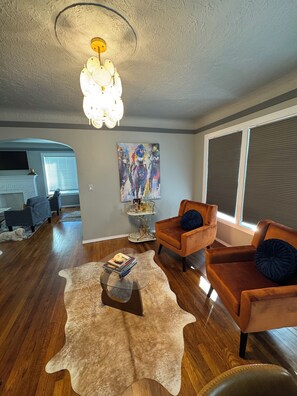 Interior - Paddock and Paws on Barker: 3-4 blocks to Oaklawn,Majestic Park, & Downtown (Hot Springs)