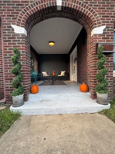 Paddock and Paws on Barker: 2-3 blocks to Downtown, Majestic Park, & Oaklawn