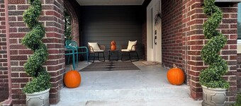 Paddock and Paws on Barker: 2-3 blocks to Downtown, Majestic Park, & Oaklawn