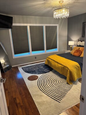 2 bedrooms, free WiFi, bed sheets - Paddock and Paws on Barker: 3-4 blocks to Oaklawn, Downtown, & Majestic Park (Hot Springs)