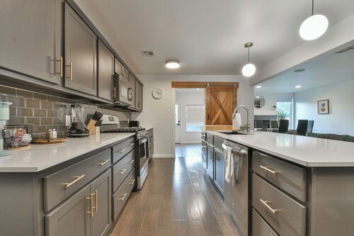 Spacious Casa Bella Vita Modern Retreat