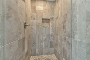 Douche, séchoir à cheveux, serviettes fournies, savon