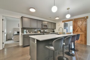 Kjøleskap, mikrobølgeovn, ovn og kokeplater