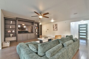 Smart-TV, peis og bøker