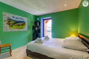 2 bedrooms, iron/ironing board, travel cot, free WiFi