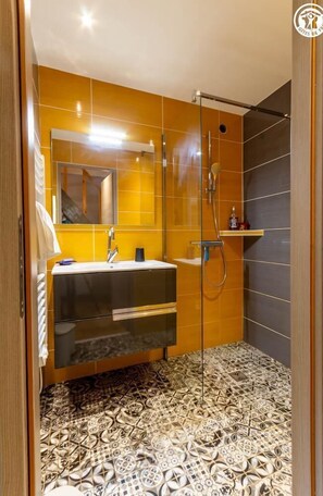 Dusche, Haartrockner, Handtücher