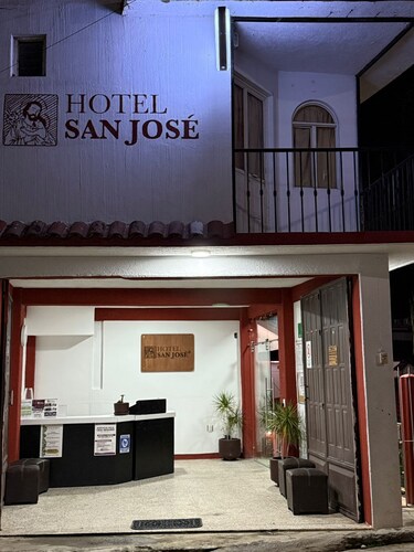 Hotel San Jose Juquila, 450 meters from the temple, ideal for pilgrimages.