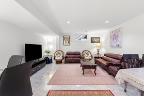 Unclassified image, 3 of 22, button - Cozy Home away from Home (Basement) (Richmond Hill)