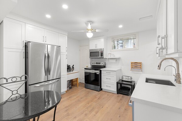 Four à micro-ondes, un four, surface de cuisson, lave-vaisselle