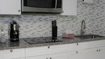 Microonde, piano cottura, macchina per tè/caffè, tostapane