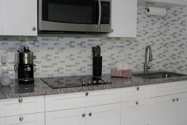 Een microgolfoven, een kookplaat, een koffiezetapparaat/waterkoker