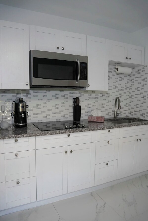 Microonde, piano cottura, macchina per tè/caffè, tostapane