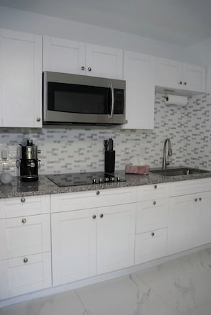 Microondas, parrilla de estufa, cafetera y tetera y tostadora