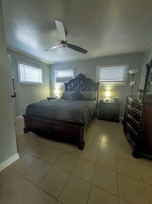 1 غرفة نوم ومكواة/لوح كي وواي فاي وملاءات أسرّة