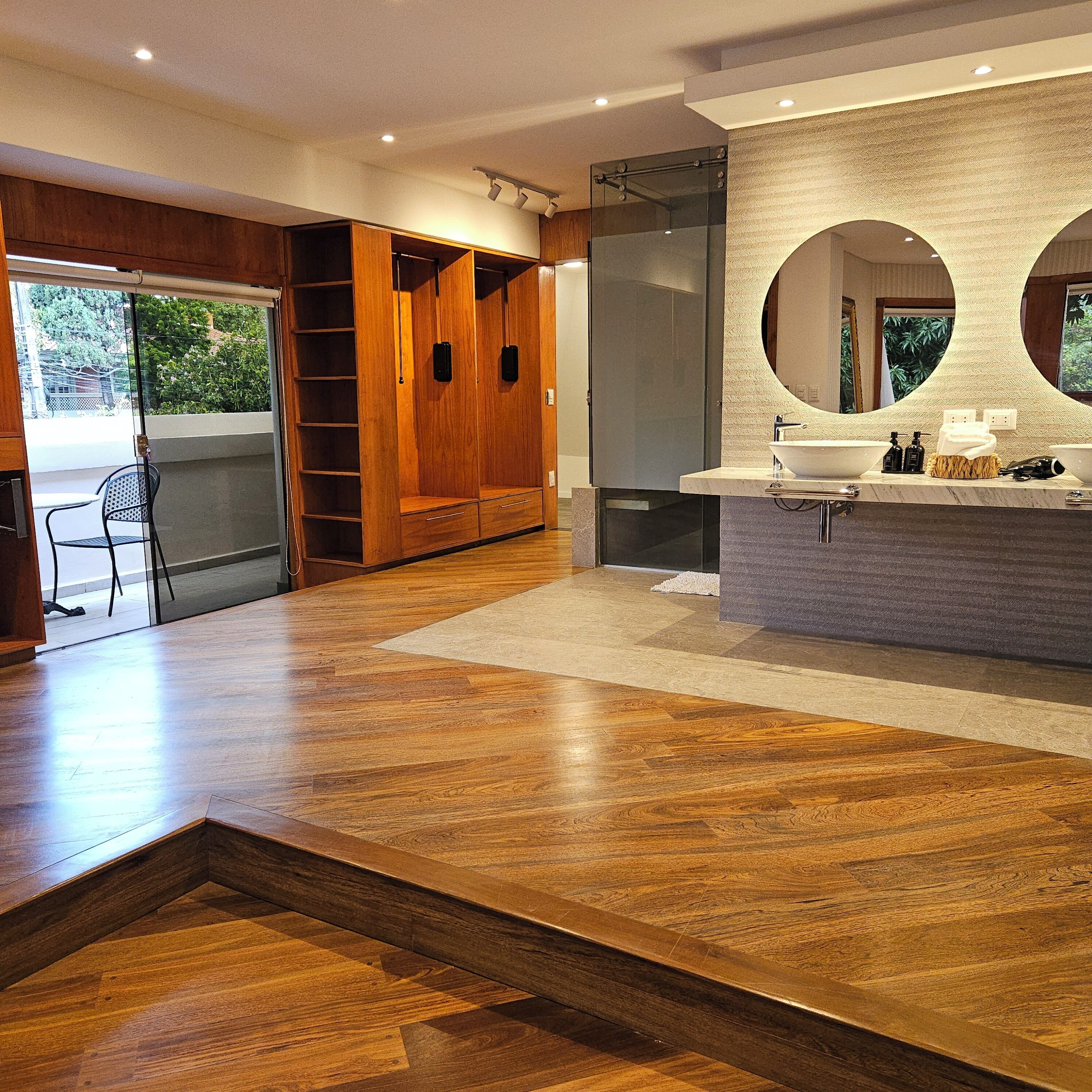 Comfort Studio Suite | Bathroom | Bathtub, towels, soap, shampoo