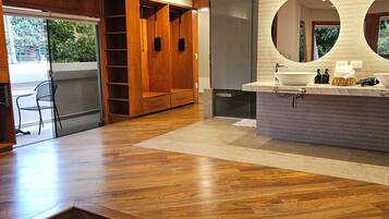 Suite estudio Confort | Baño | Bañera, toallas, jabón y champú