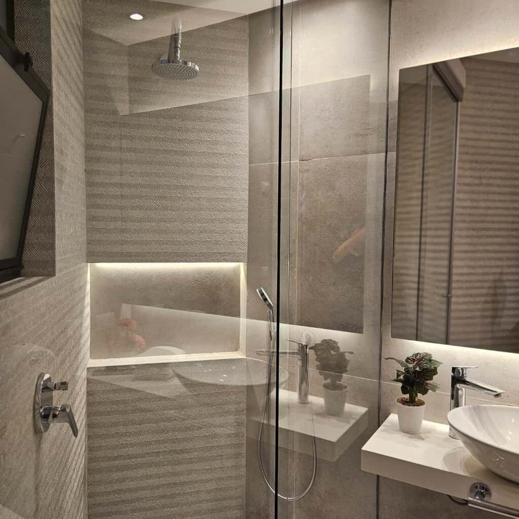Luxury Room | Bathroom | Bathtub, towels, soap, shampoo