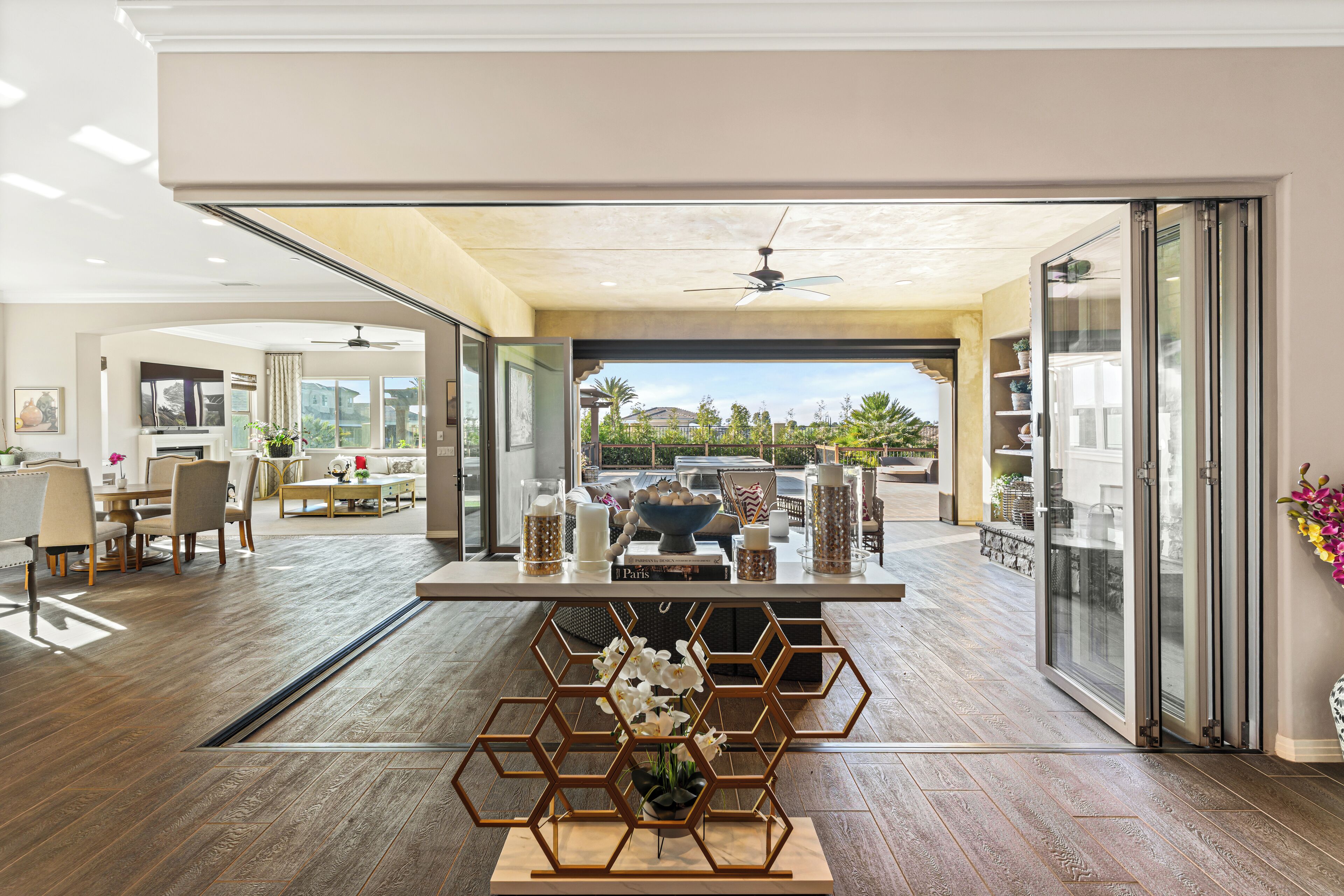 المنشأة من الداخل