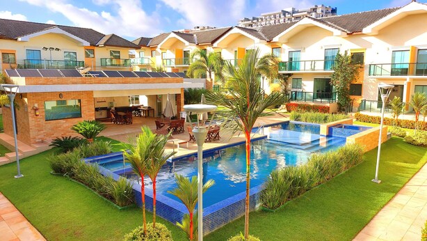 A residential complex with multiple houses, a swimming pool, and a barbecue area. - Casa Magister Atalaia (Salinópolis)