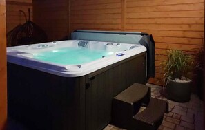 Indoor spa tub