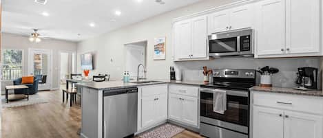 Een koelkast, een magnetron, een oven, een kookplaat