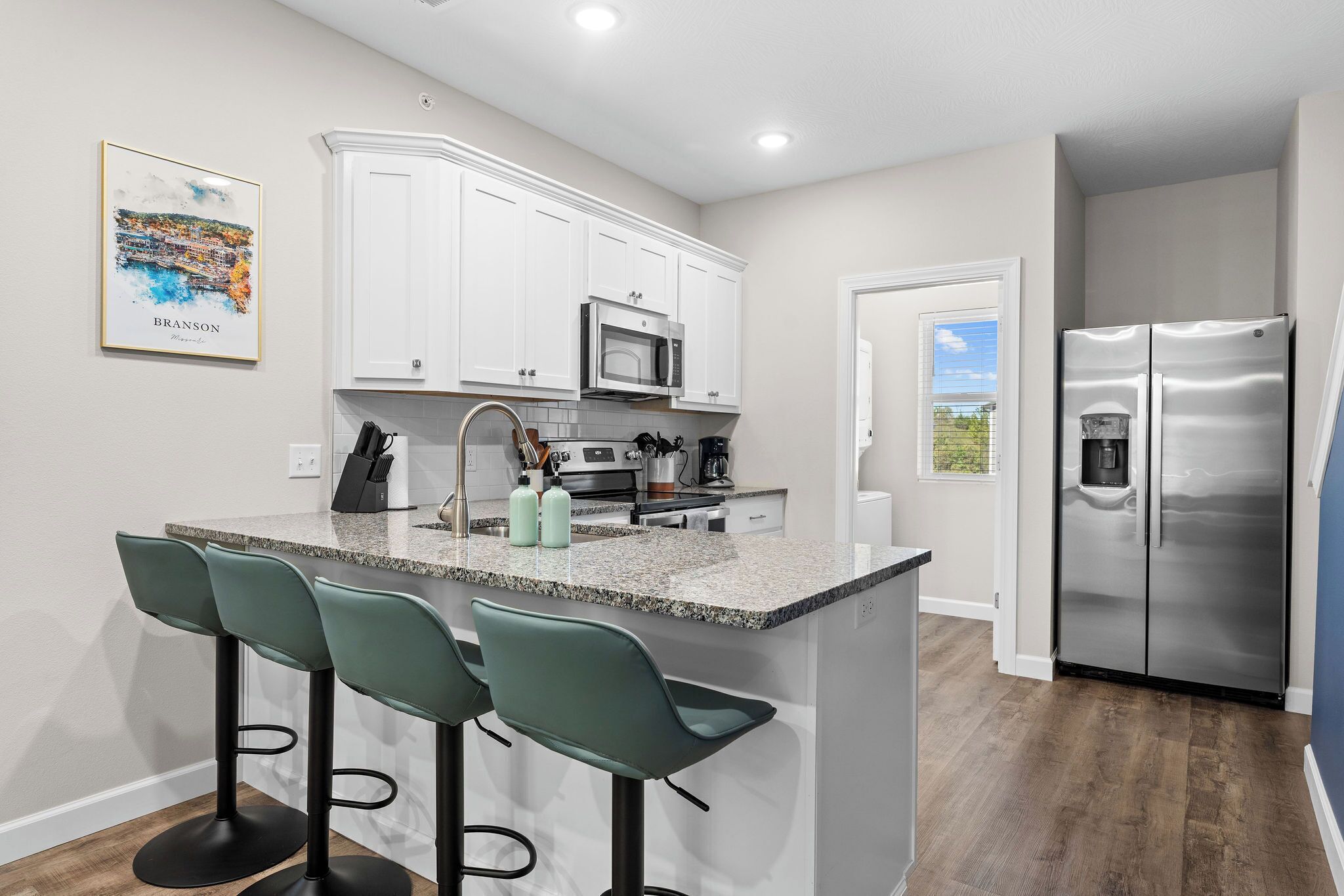 Frigorífico, microondas, horno y placa de cocina