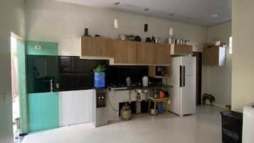Fridge, oven, stovetop, blender