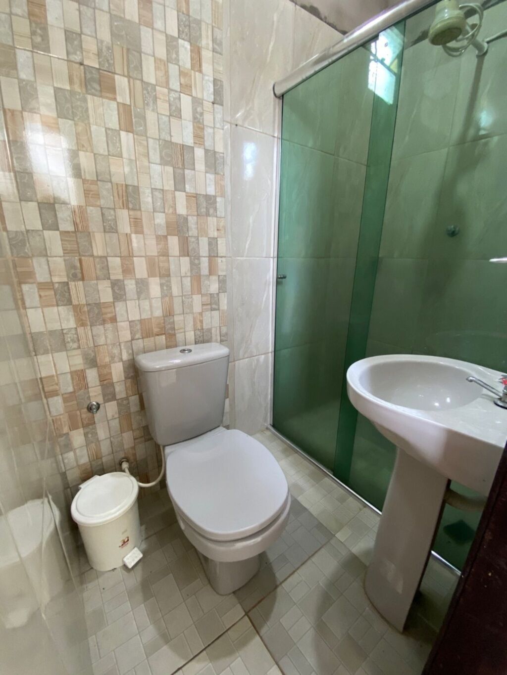 Douche, serviettes fournies, savon, papier toilette