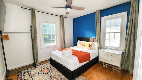 4 bedrooms, WiFi, bed sheets. Clifton Retreat: Four Bedroom House Near Downtown Louisville, Expo Center