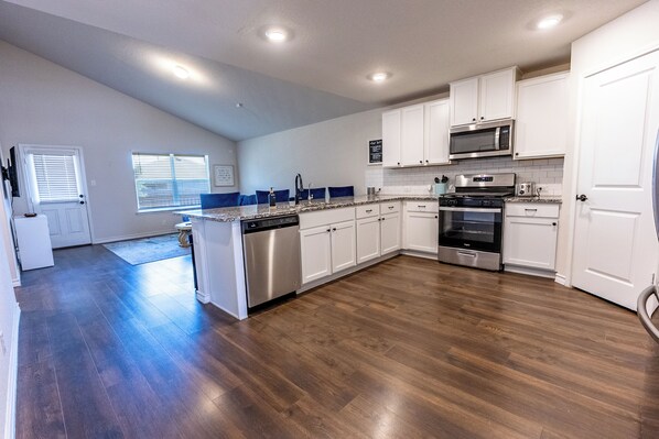 Mikrobølgeovn, ovn, kokeplater og oppvaskmaskin