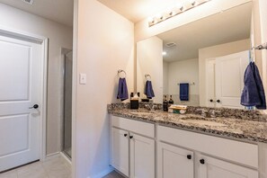 Håndklær, såpe og toalettpapir