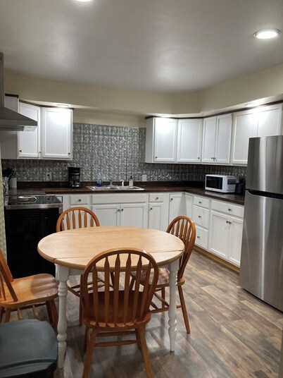 Newly renovated 3-bedroom 2 bath pet friendly unit on Barclay Mountain.